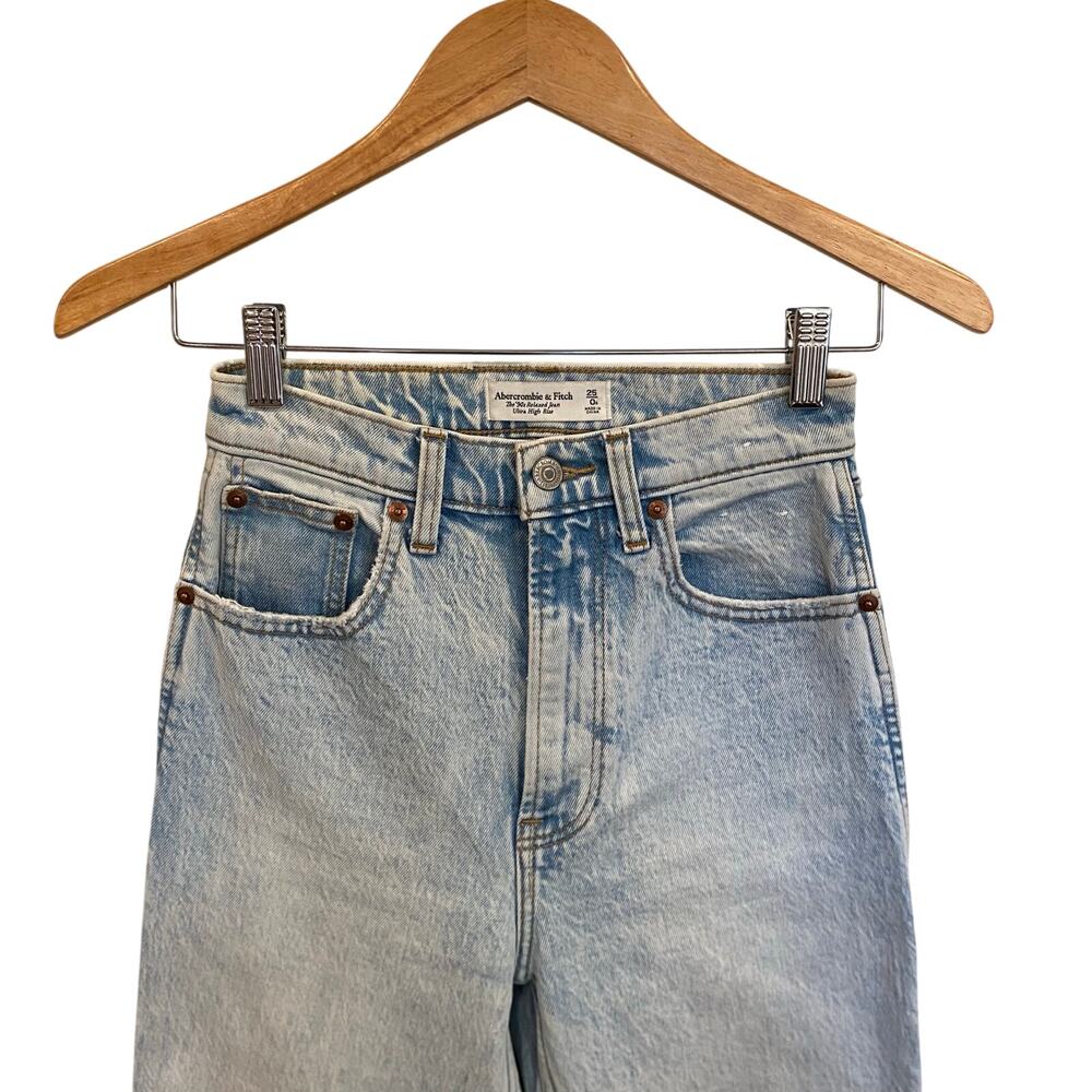 Abercrombie & Fitch The '90s Relaxed Jean Ultra High Rise Light Blue Wash - Picture 4 of 11